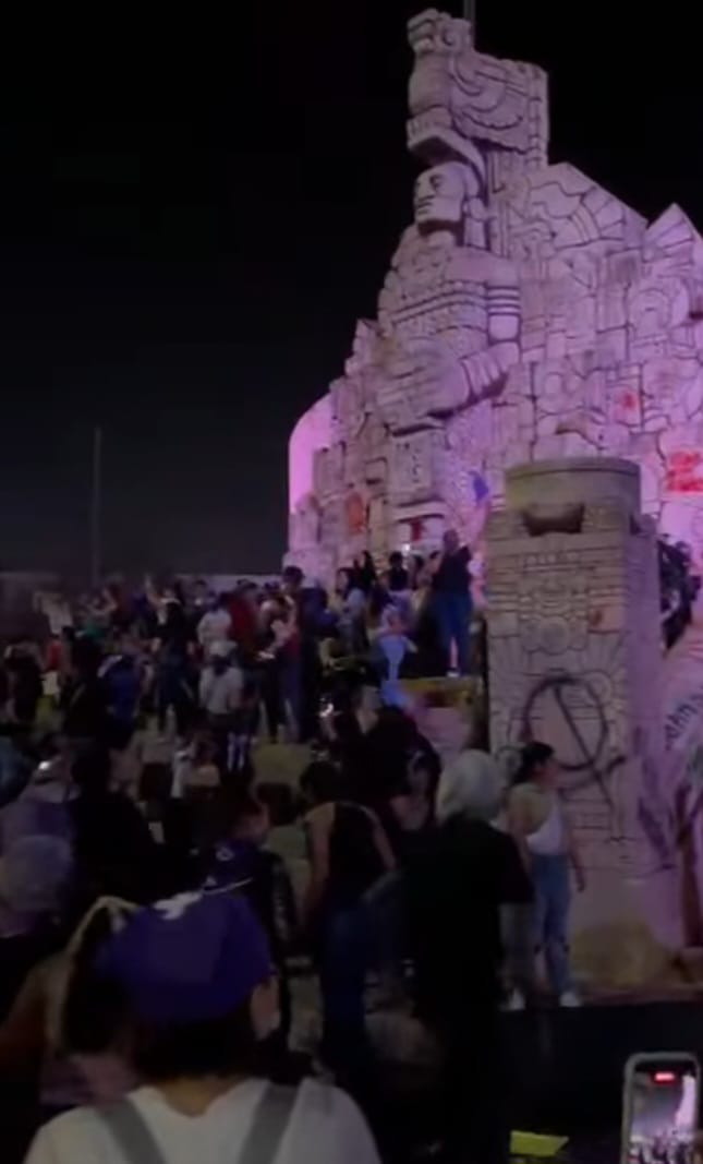 Fanáticas feministas dañan el Monumento a la Patria y el de Justo ...